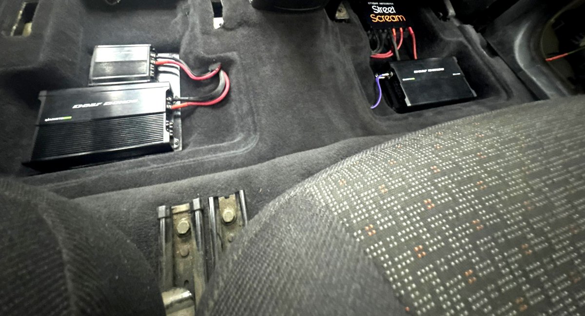 Ford C-Max — стойка из трёх усилителей